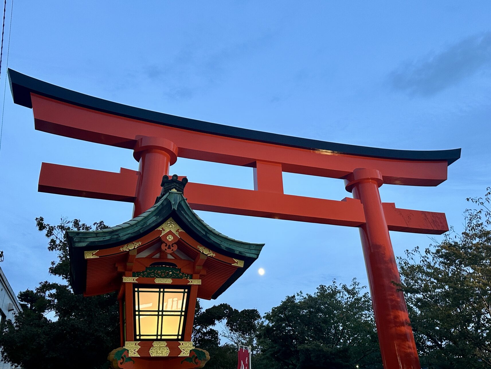 Das erste Torii des Fushimi Inara Schreins in Kyoto, Japan.