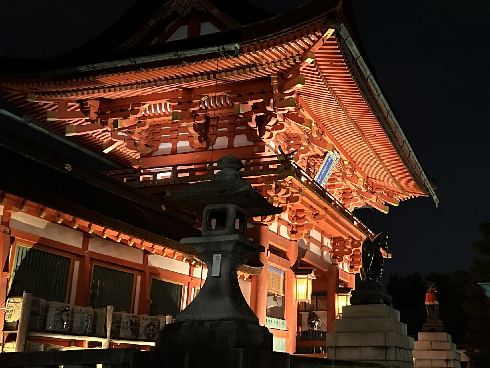 Die Boten der Fruchtbarkeitsgöttin am Eingang - Kyoto, Japan.