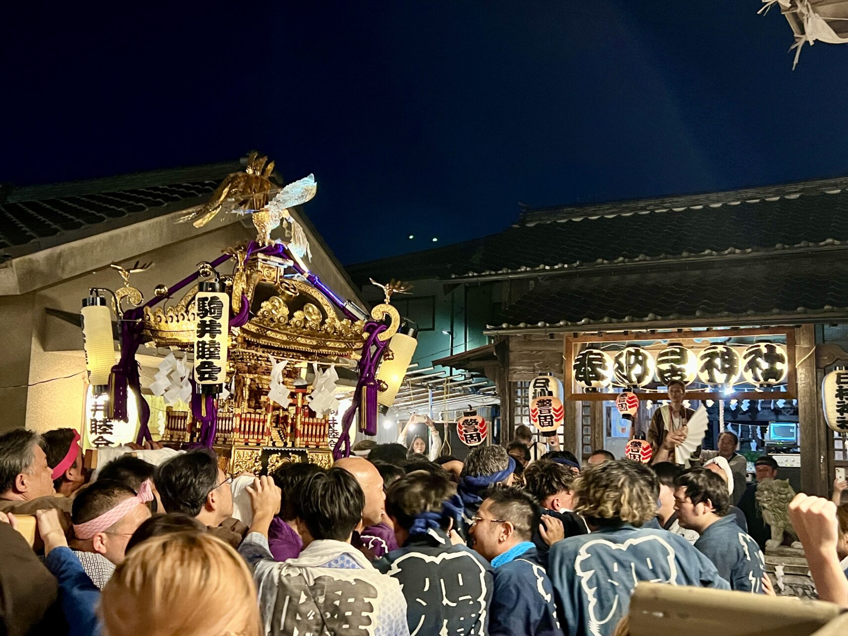 Höhepunkt des Mikoshi-Festivals - die Ankunft am Schrein.