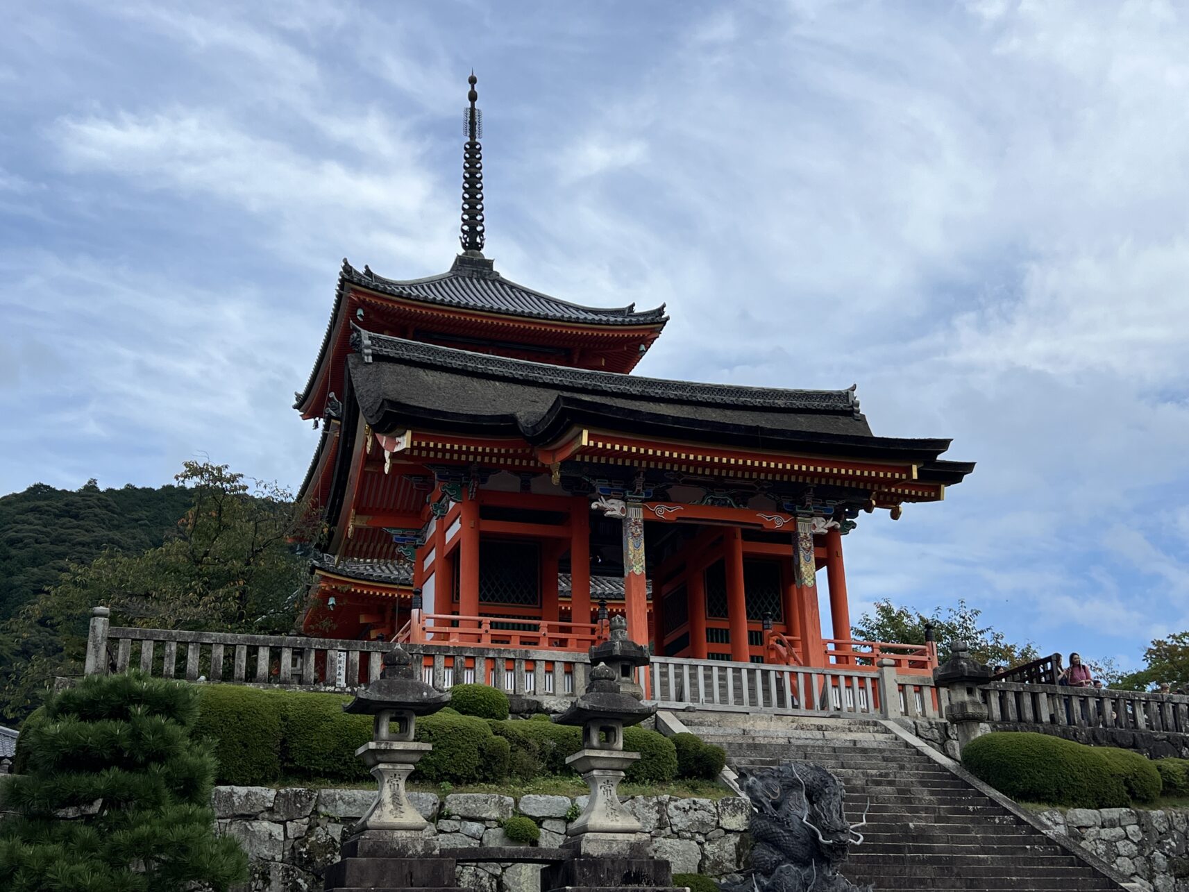 Die weitläufige Tempelanlage thront mit seinen roten Gebäuden über Kyoto.