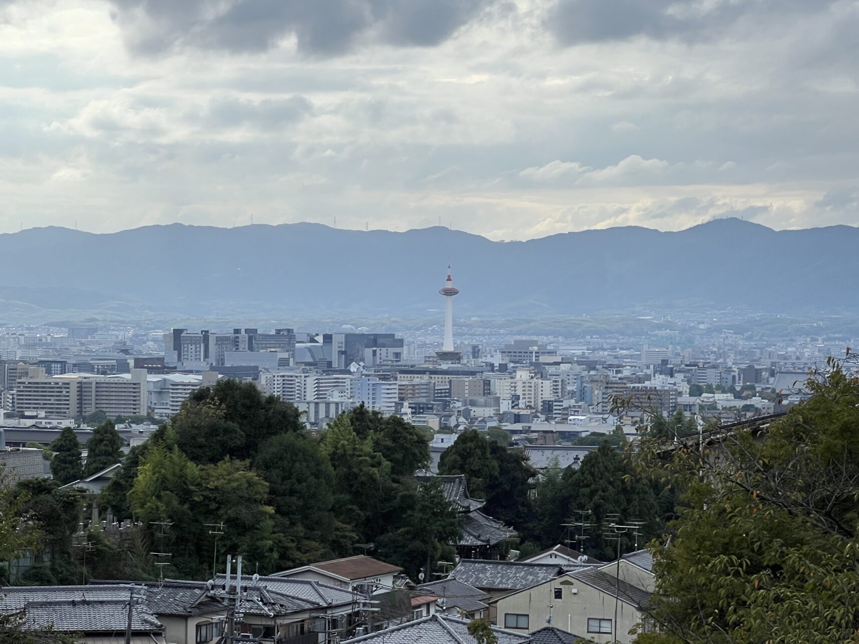 Blick vom Tempel über Kyoto und auf den Kyoto-Tower