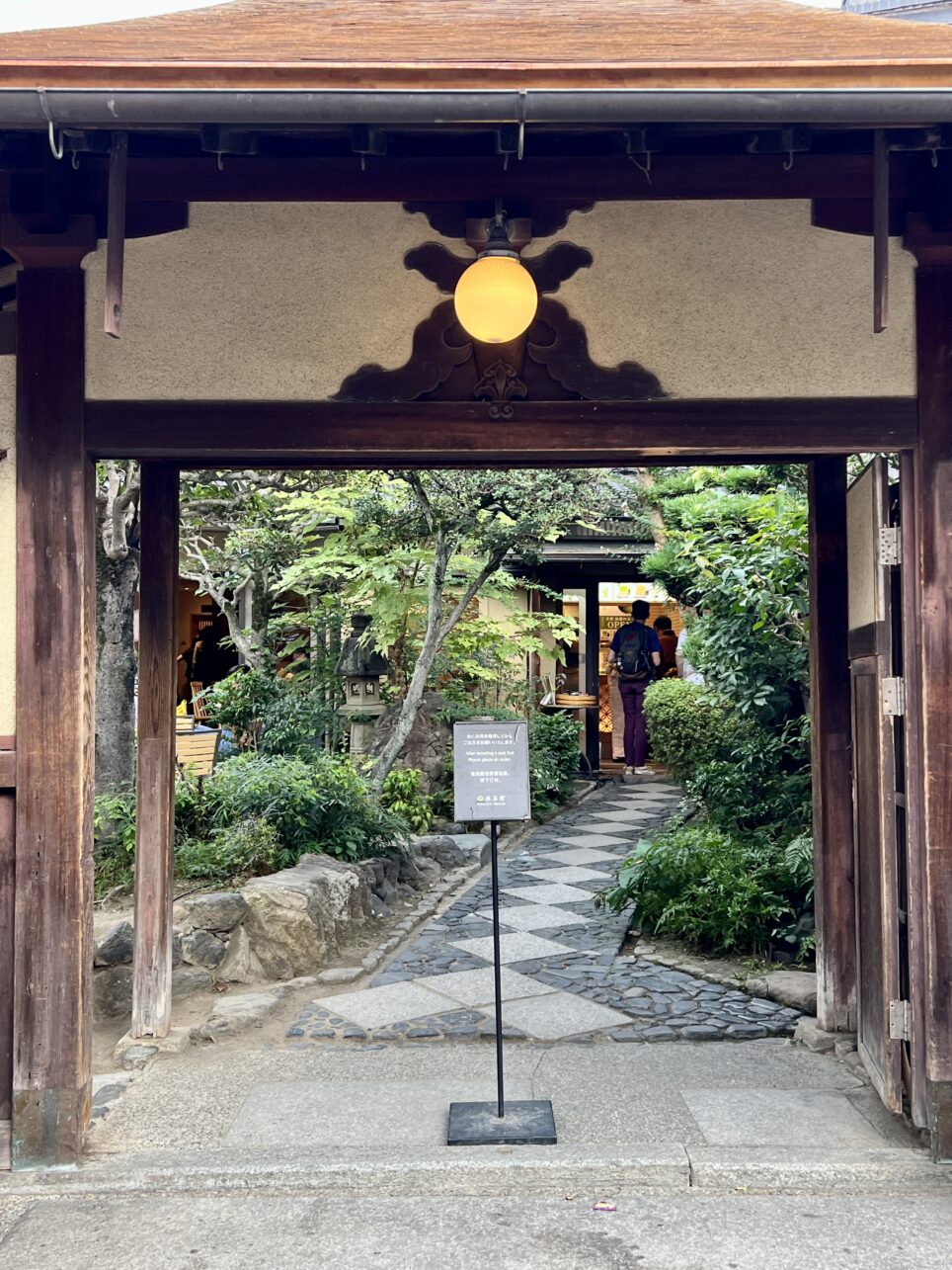 Hinterhöfe und Torbögen in der Ninnenzaka in Kyoto, Japan.