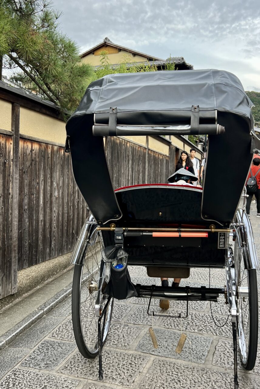 Riksha Fahrt in Higashiyama in Kyoto, Japan.