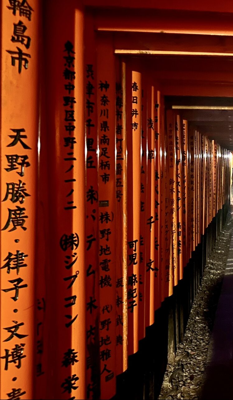 Torii im Fushimi Inari Schrein in Kyoto, Japan.