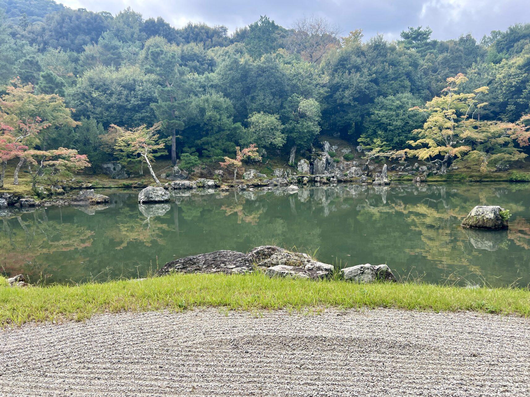 See hinter der Haupthalle des Tenryu-ji Tempels in Kyoto, Japan.