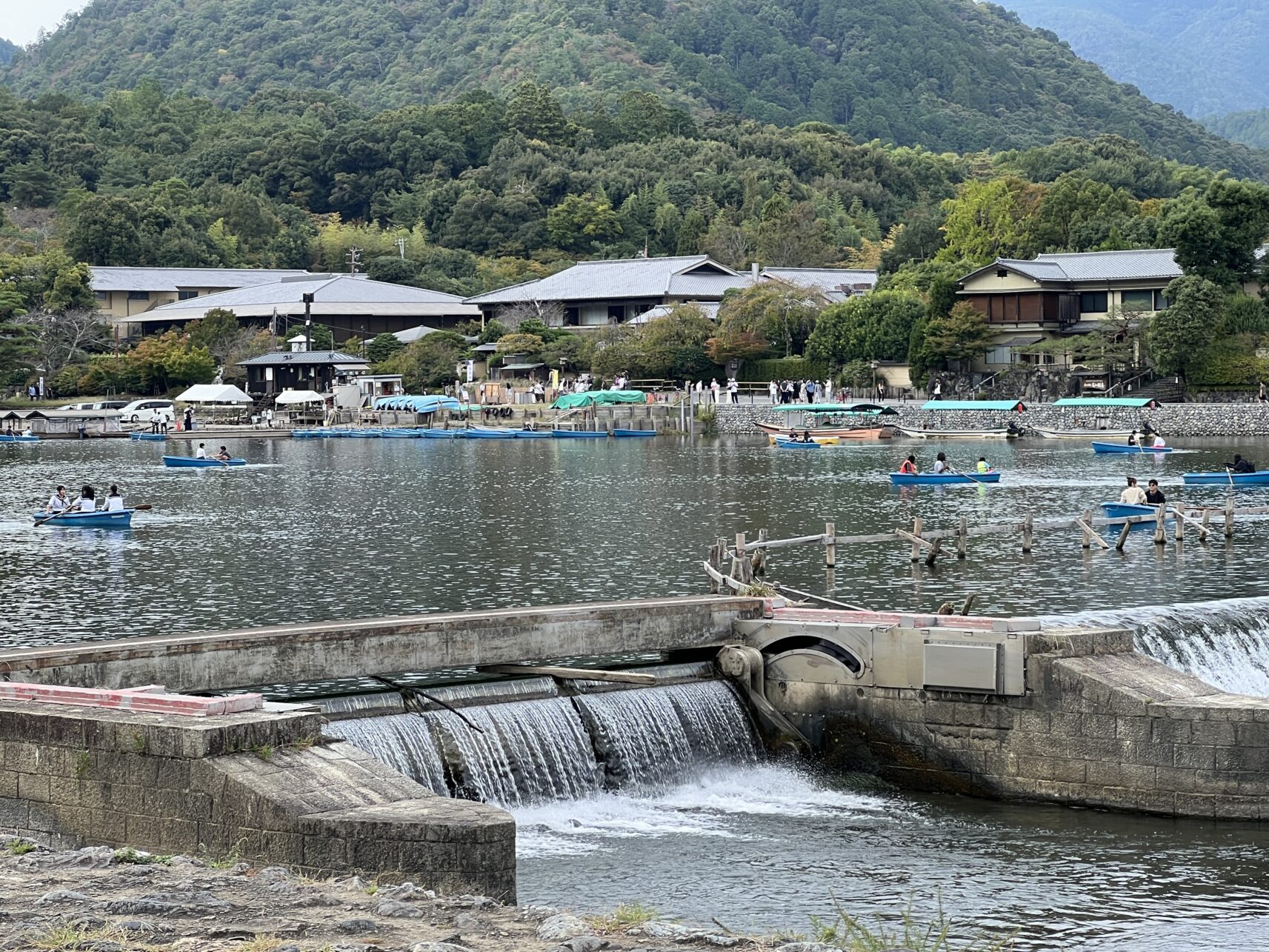 Fluss mit Booten in Arashyama in Kyoto, Japan.