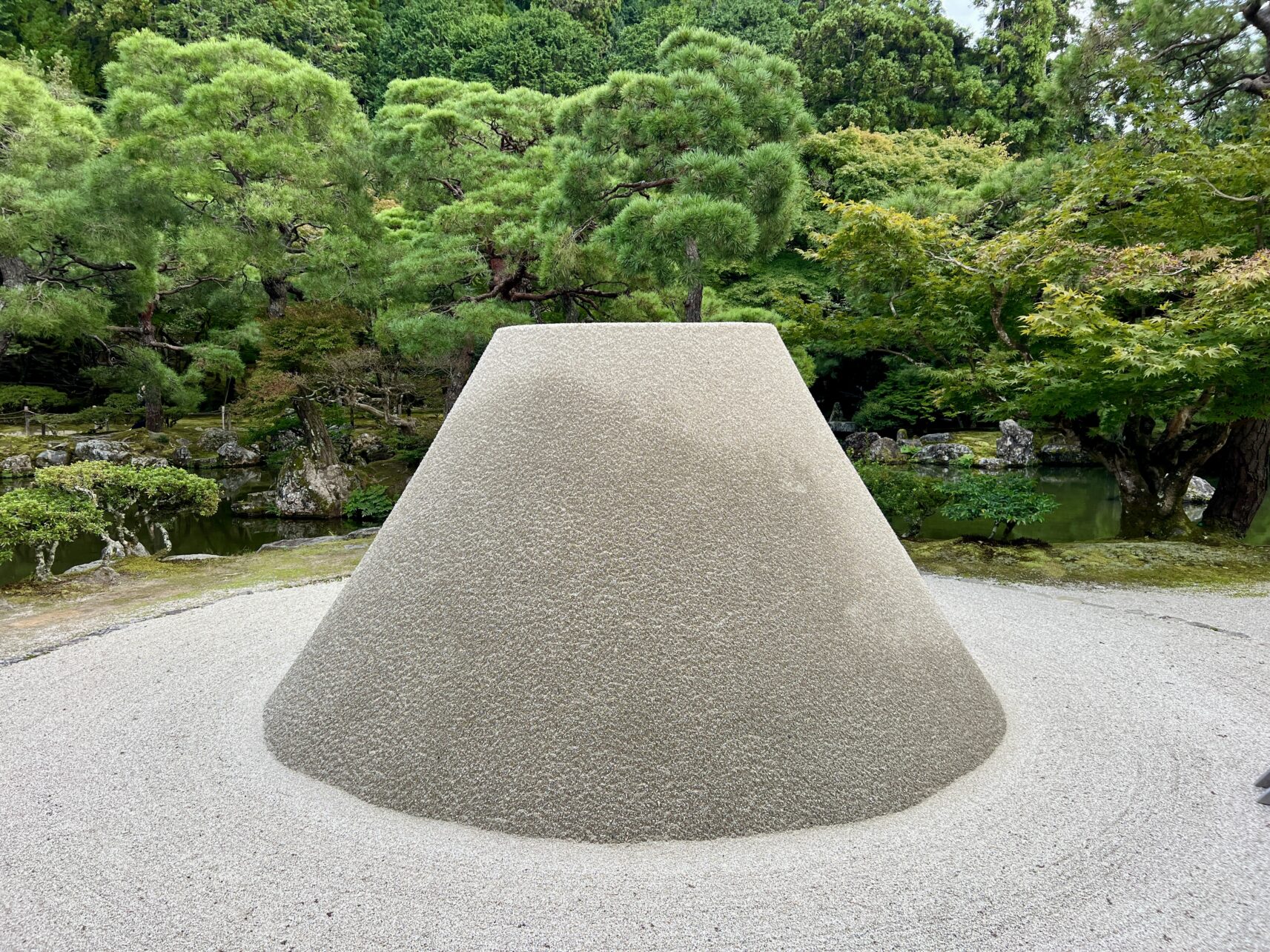 Dieser Sandkegel symbolisiert Mount Fuji - Ginkaku-ji Tempels in Kyoto, Japan.