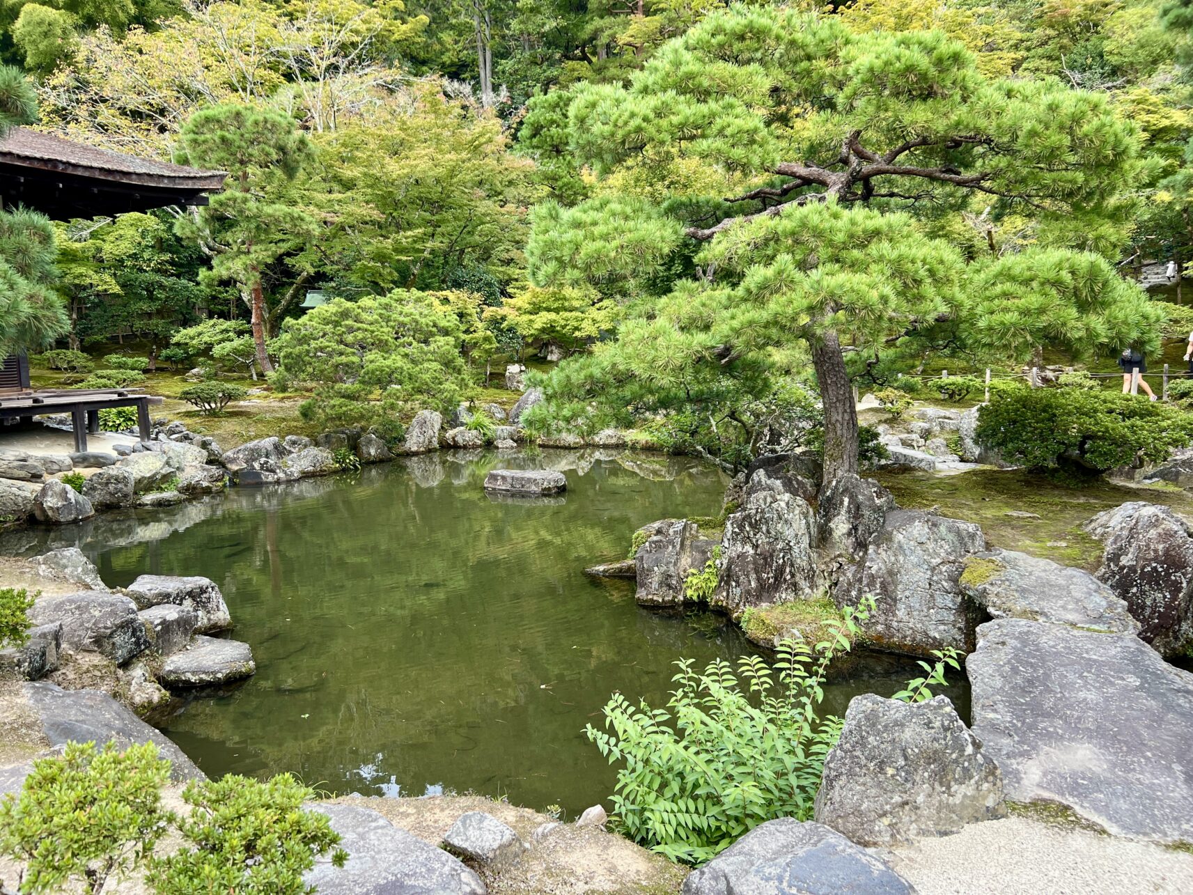 Garten mit See im Ginkaku-ji Tempel in Kyoto, Japan.