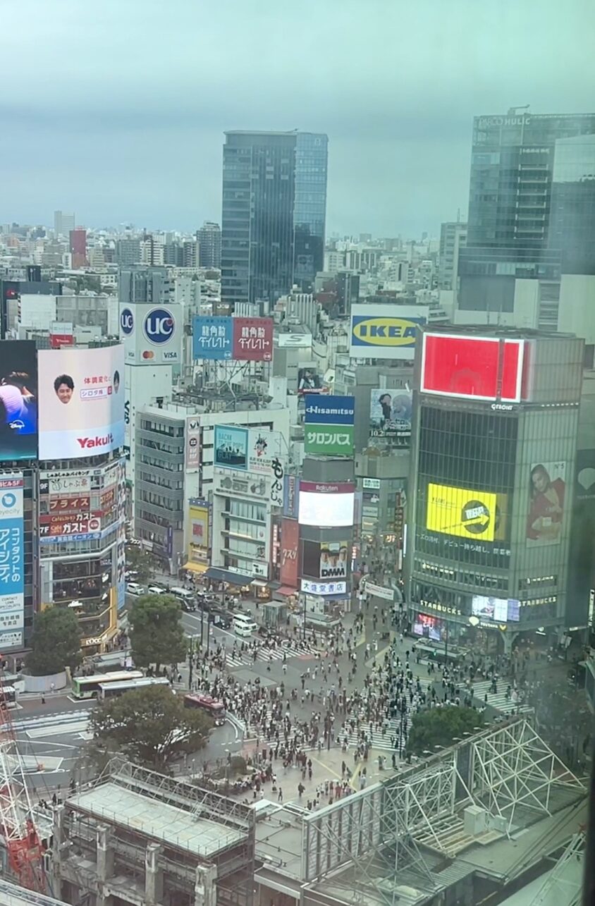 Blick auf Shibuya-Crossing aus dem Shibuya-Building