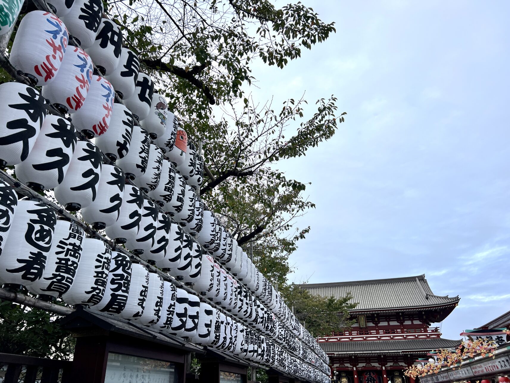 Der Weg zum zweiten Tor des Senso-ji in Tokyo, Japan.