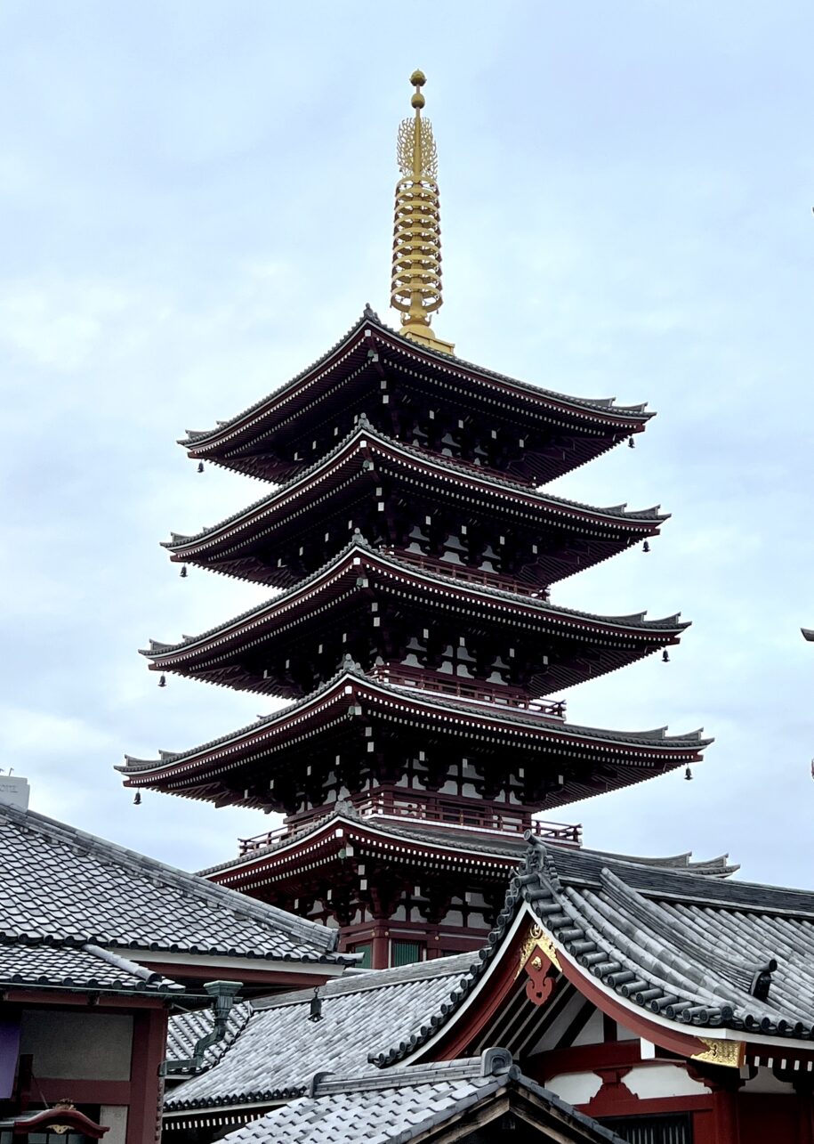 Buddhistische Pagode mit den 5 Ebenen - Tokyo, Japan.