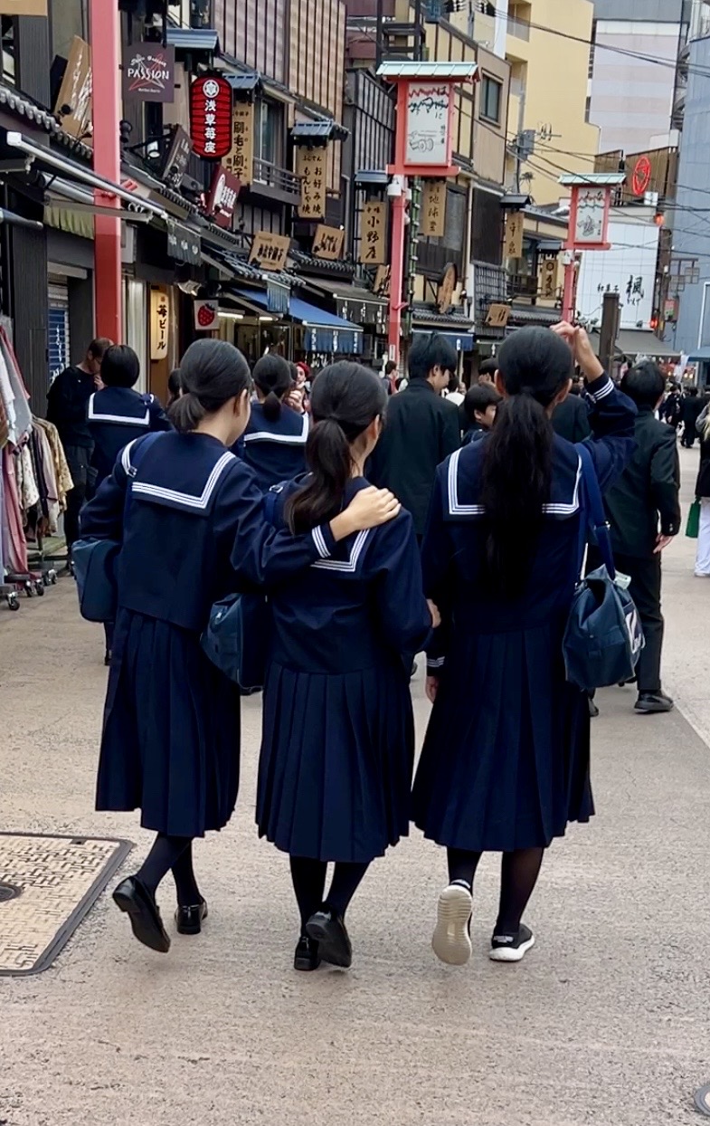 Japanische Schulklassen beim Besuch des Tempels in Tokyo, Japan.