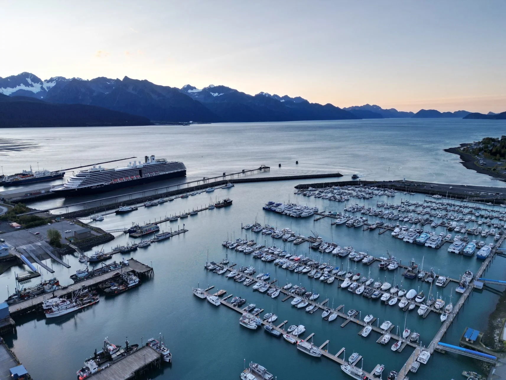 Kreuzfahrtschiff im Hafen von Seward in Alaska, USA.