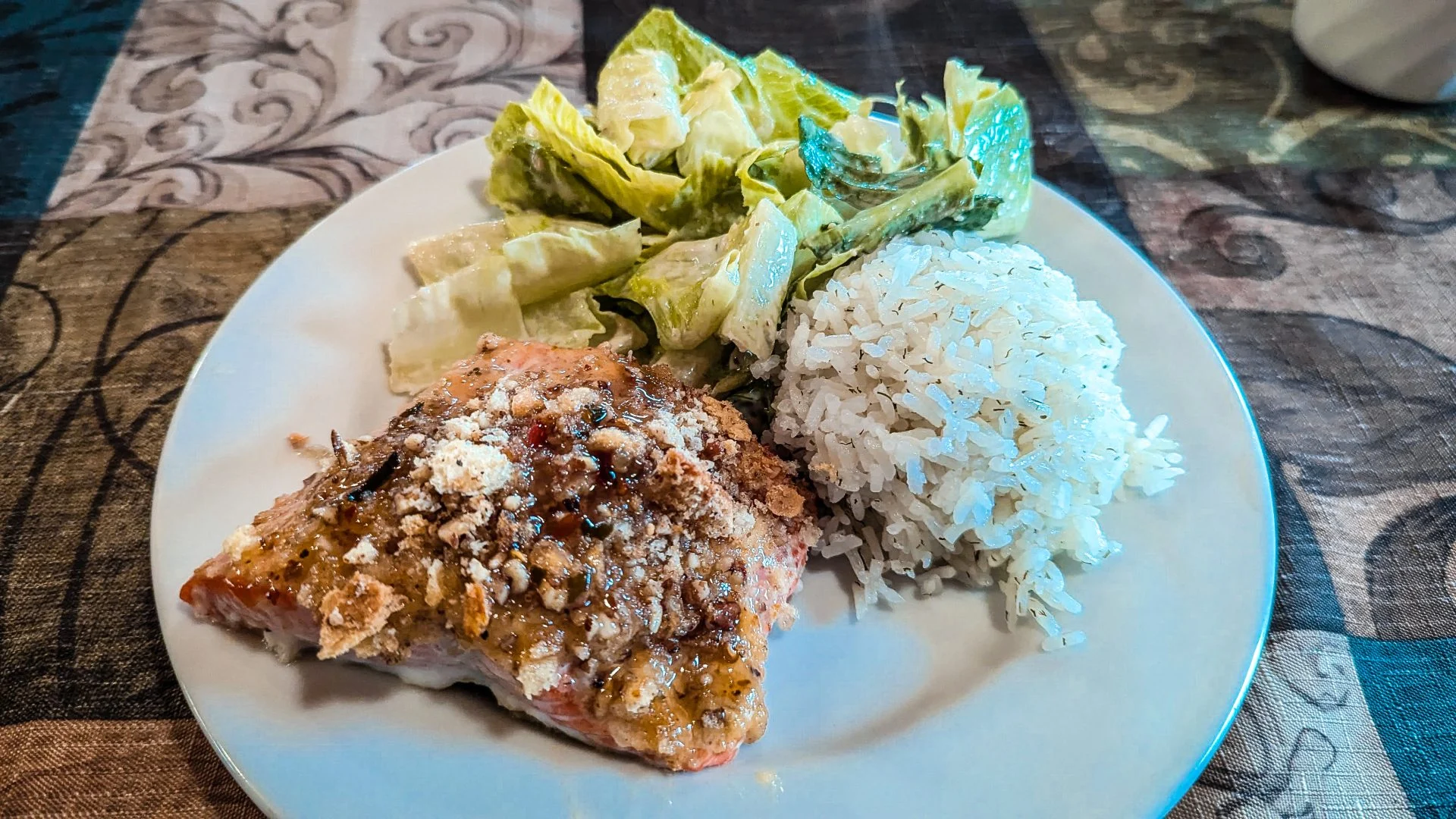 Lachs mit Honig und süßer Chilisauce in der Redoubt Bay Lodge im Lake Clark National Park and Preserve in Alaska.