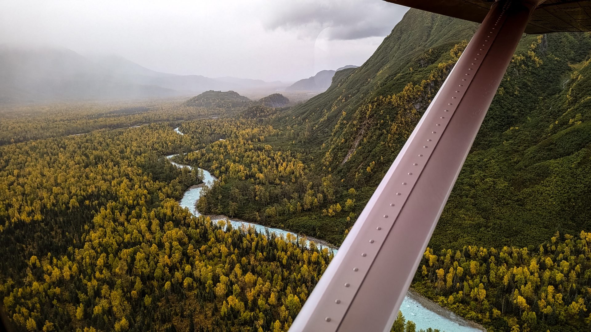 Landung in der Redoubt Bay Lodge im Lake Clark National Park and Preserve in Alaska.