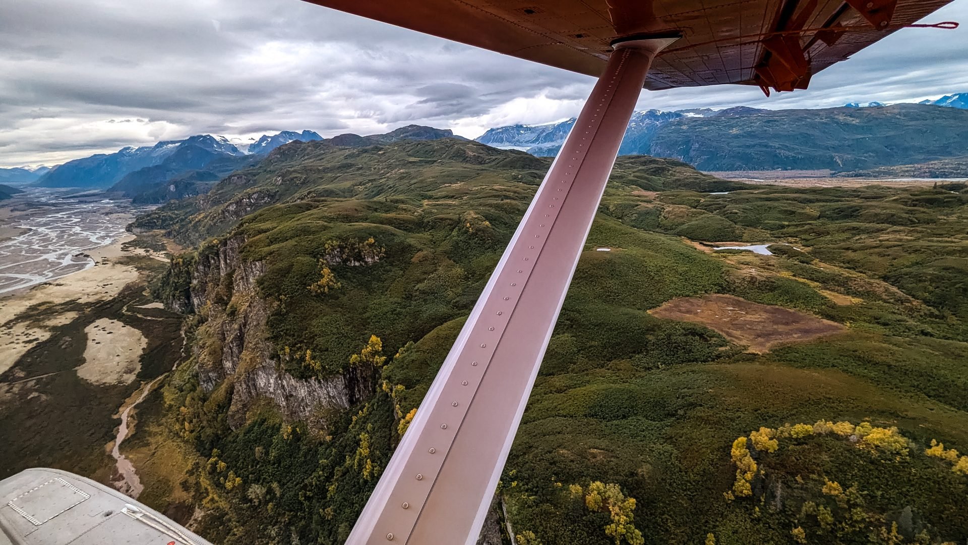 Mit dem Wasserflugzeug zur Redoubt Bay Lodge im Lake Clark National Park and Preserve in Alaska.