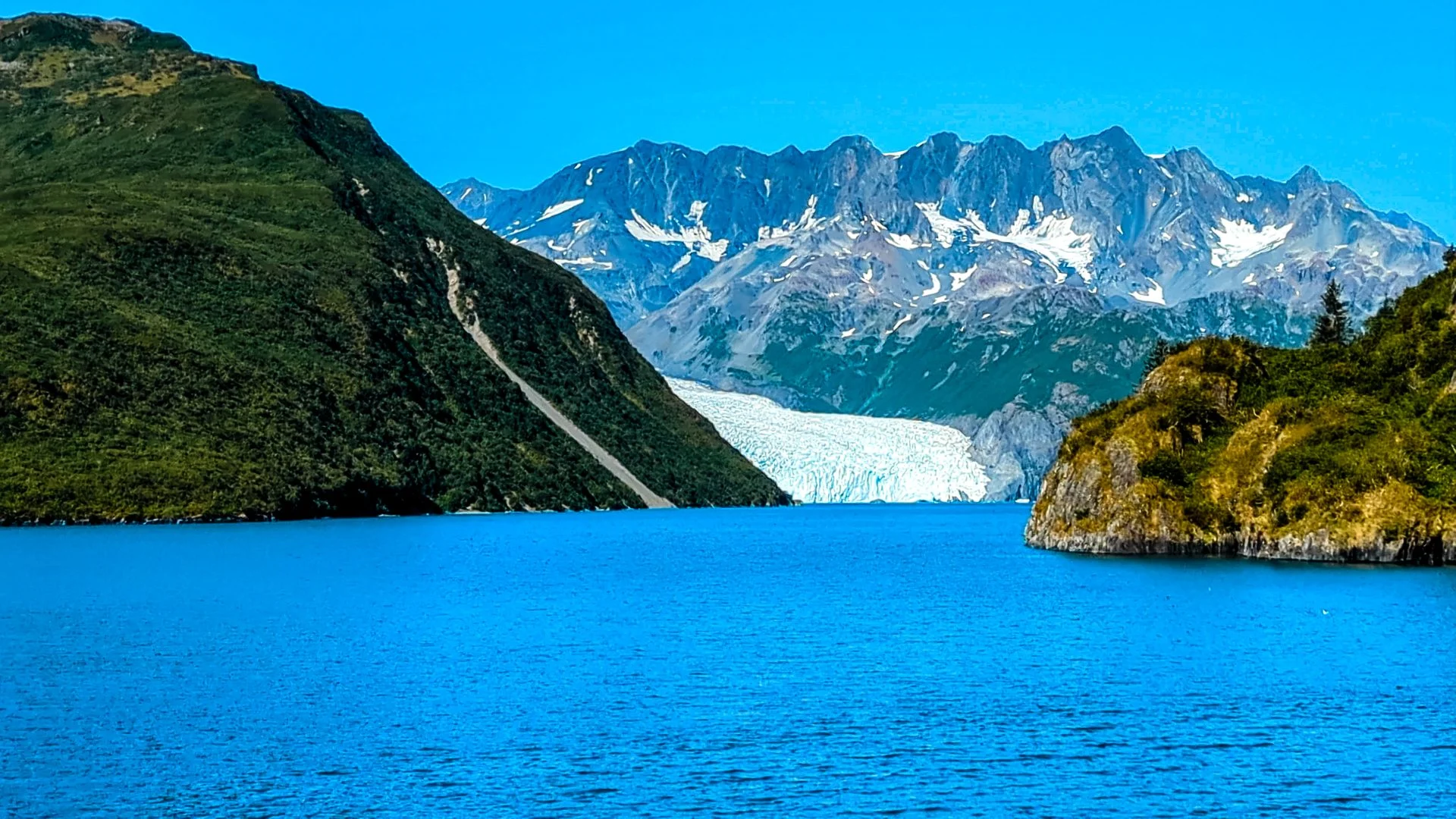 Slate Island auf der rechten Seite, bevor es zum Aialik-Gletscher im Kenai-Fjords-Nationalpark in Alaska, USA, geht.