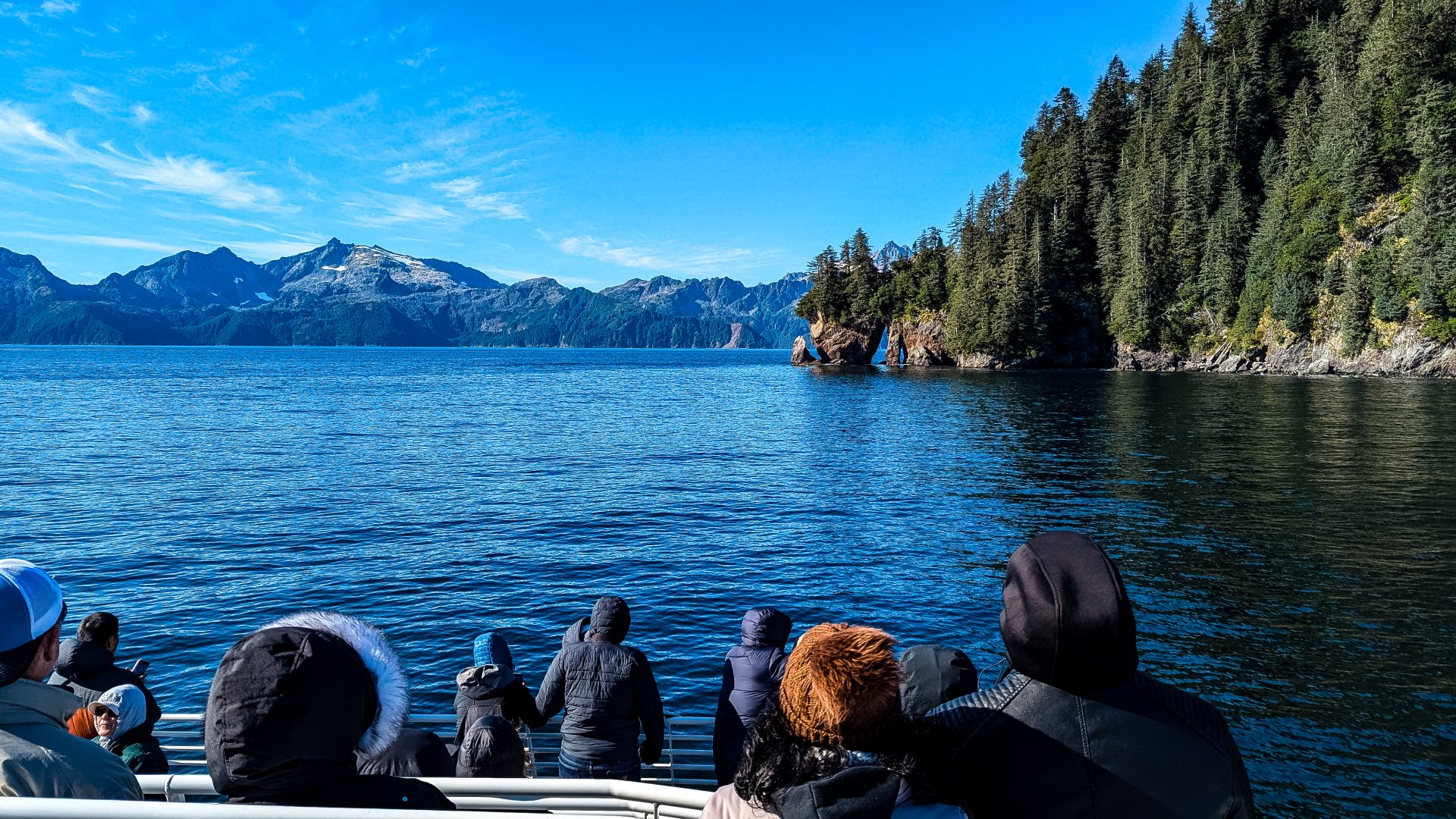 Tageskreuzfahrt auf einem Katamaran im Kenai-Fjords-Nationalpark in Alaska, USA.