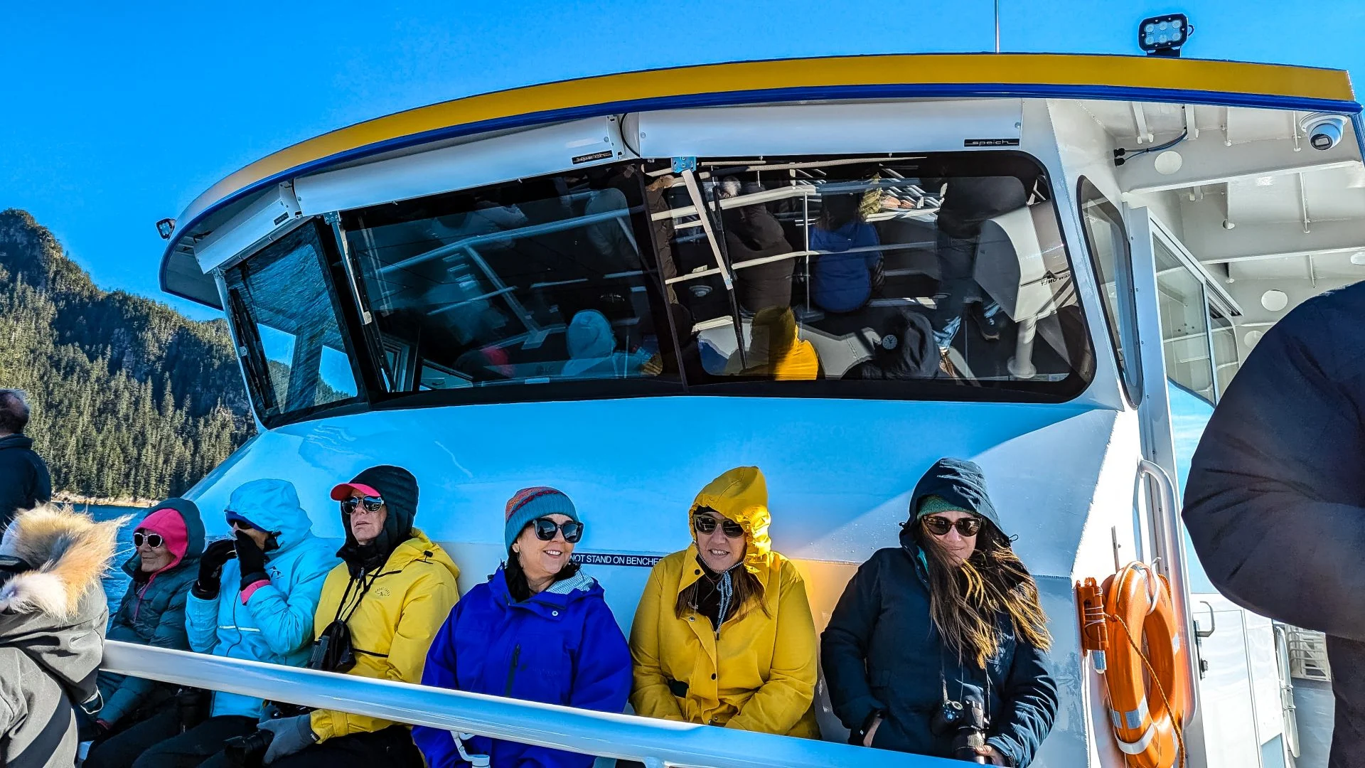 Trage mehrere Schichten und eine Sonnenbrille, wenn du eine Kenai-Fjord-Kreuzfahrt in Alaska, USA, unternimmst.