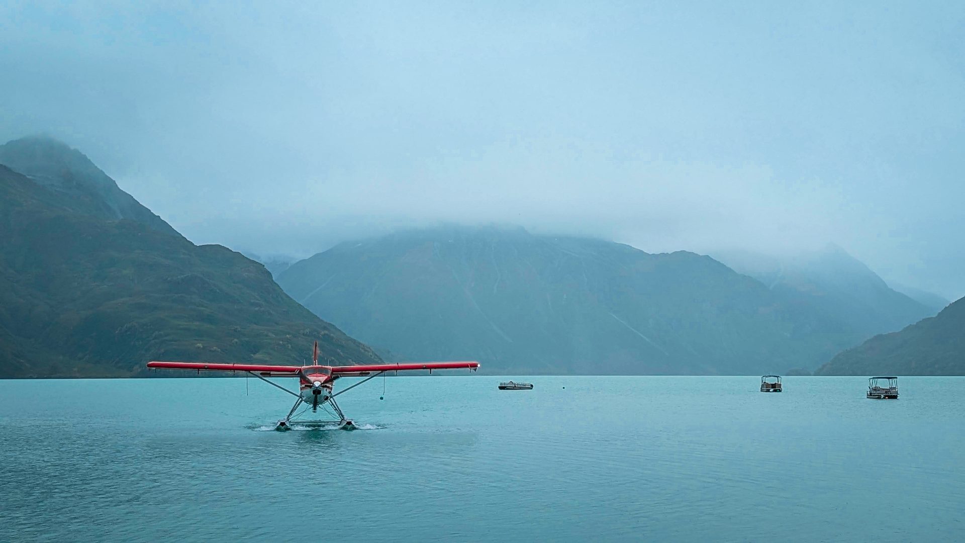 Wasserflugzeug landet in der Redoubt Bay Lodge im Lake Clark National Park and Preserve in Alaska.